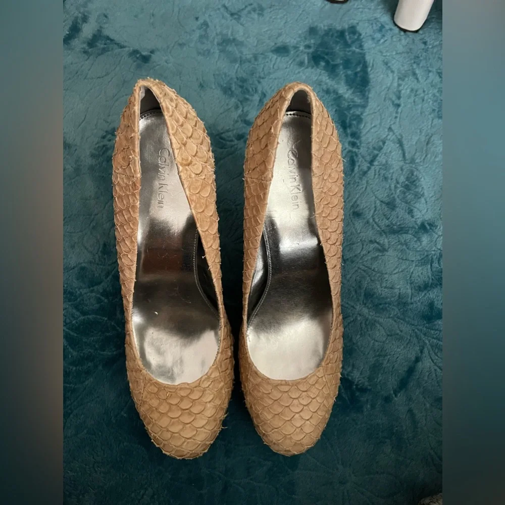 Calvin Klein Women’s Tan Textured Pump